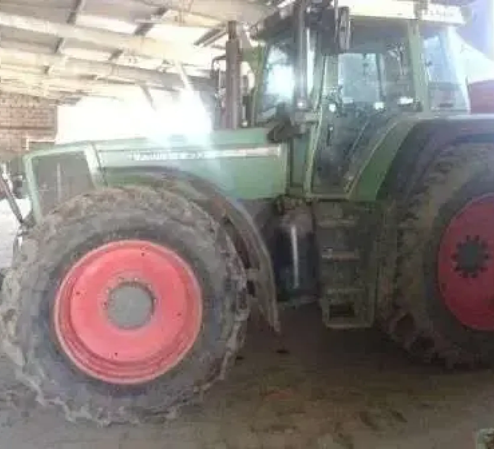 Ciągnik rolniczy Fendt 822 - używany, widok na lewy bok 