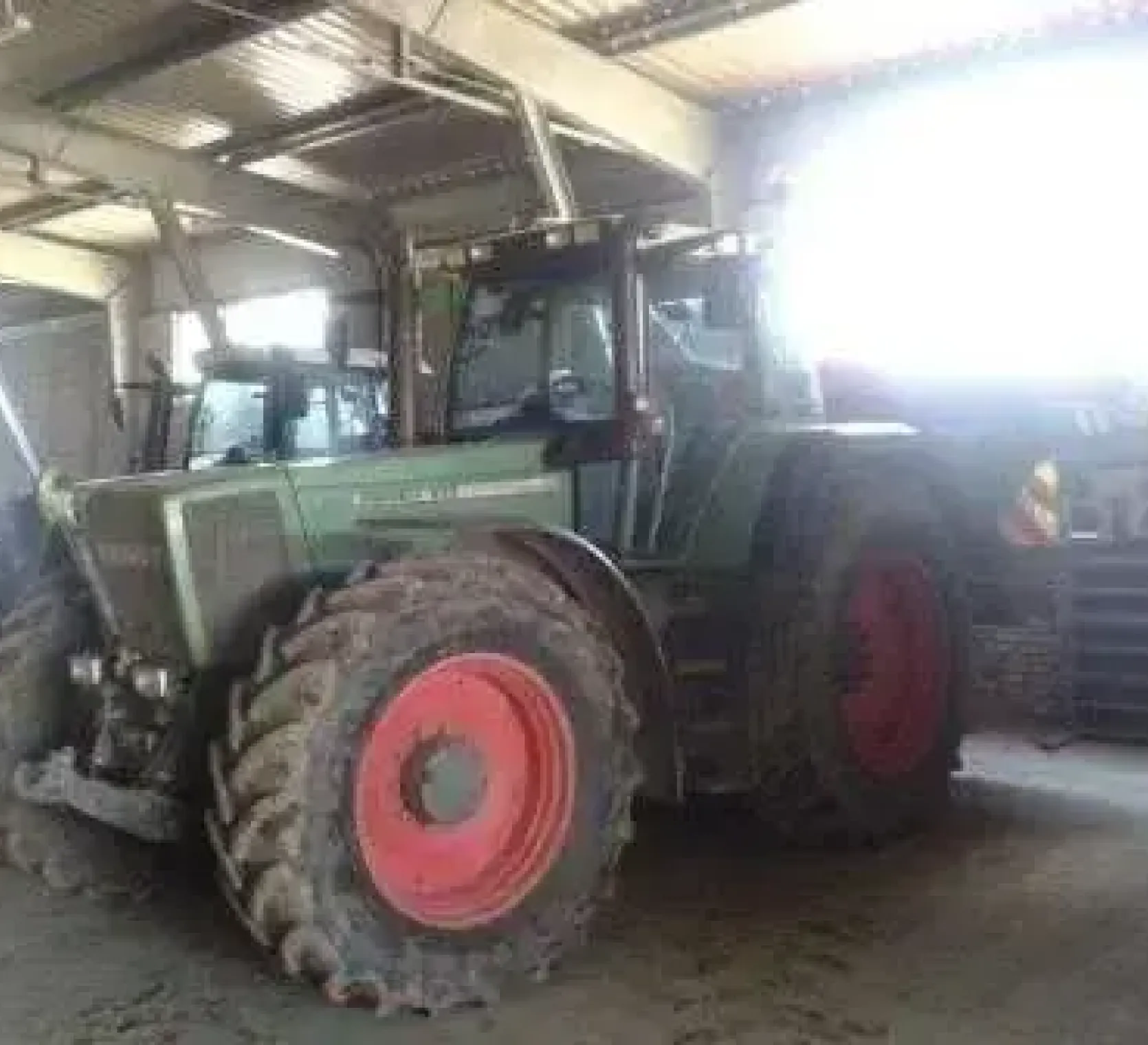 Garażowany, używany w dobrym stanie ciągnik rolniczy niemieckiego producenta Fendt 