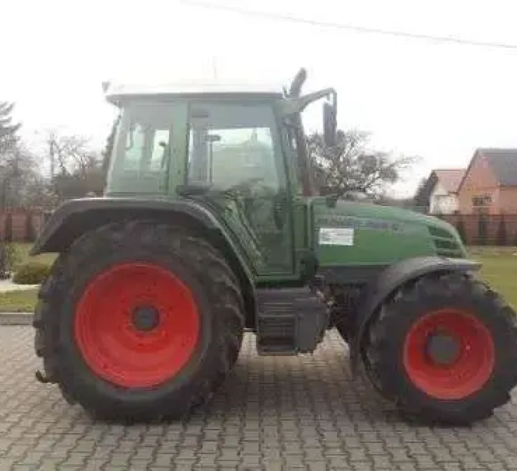 Prawy bok używanego ciągnika rolniczego Fendt 309 Farmer 