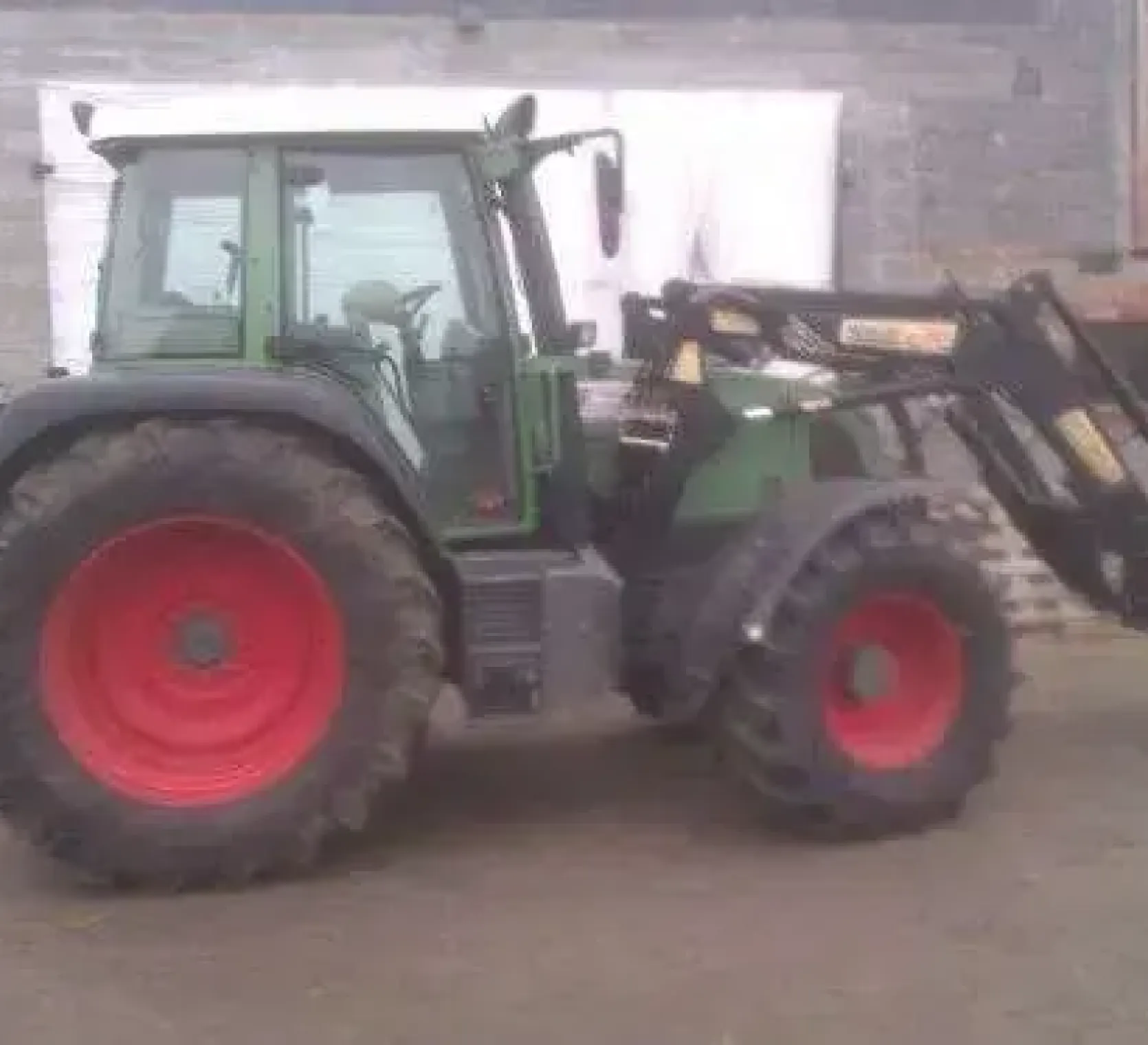 Fendt 412 Vario z 2006 roku wyposażony w ładowacz czołowy Stoll Robust 