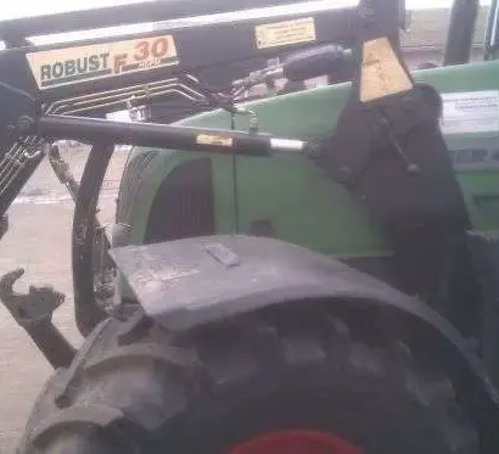 Zamontowany na używanym ciągniku rolniczym Fendt 412 Vario ładowacz czołowy Stoll Robust F30