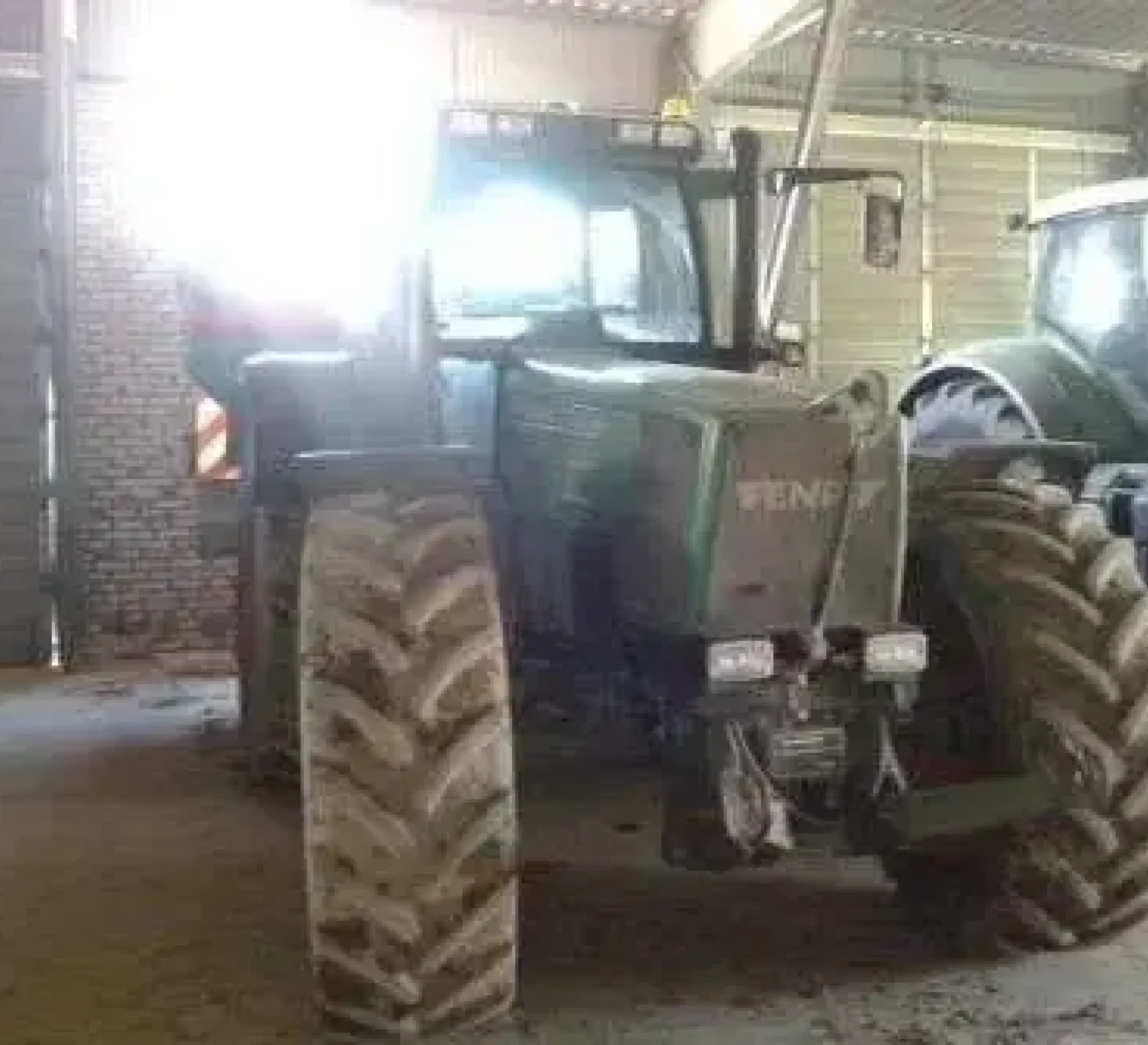 Używany ciągnik Fendt 822 stojący obok innego ciągnika marki Fendt od www.korbanek.pl