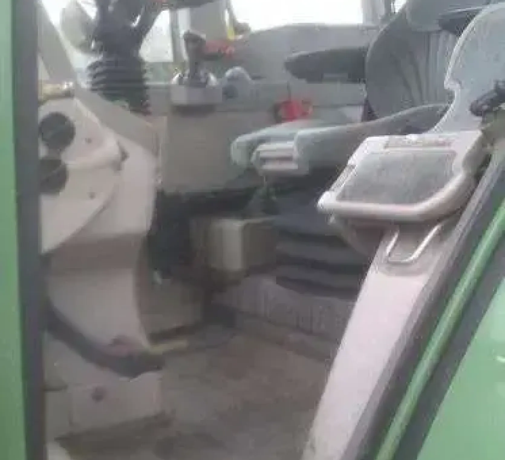 Wnętrze komfortowej kabiny w ciągniku rolniczym Fendt 412 Vario widok na kierownicę i siedzenie kierowcy 
