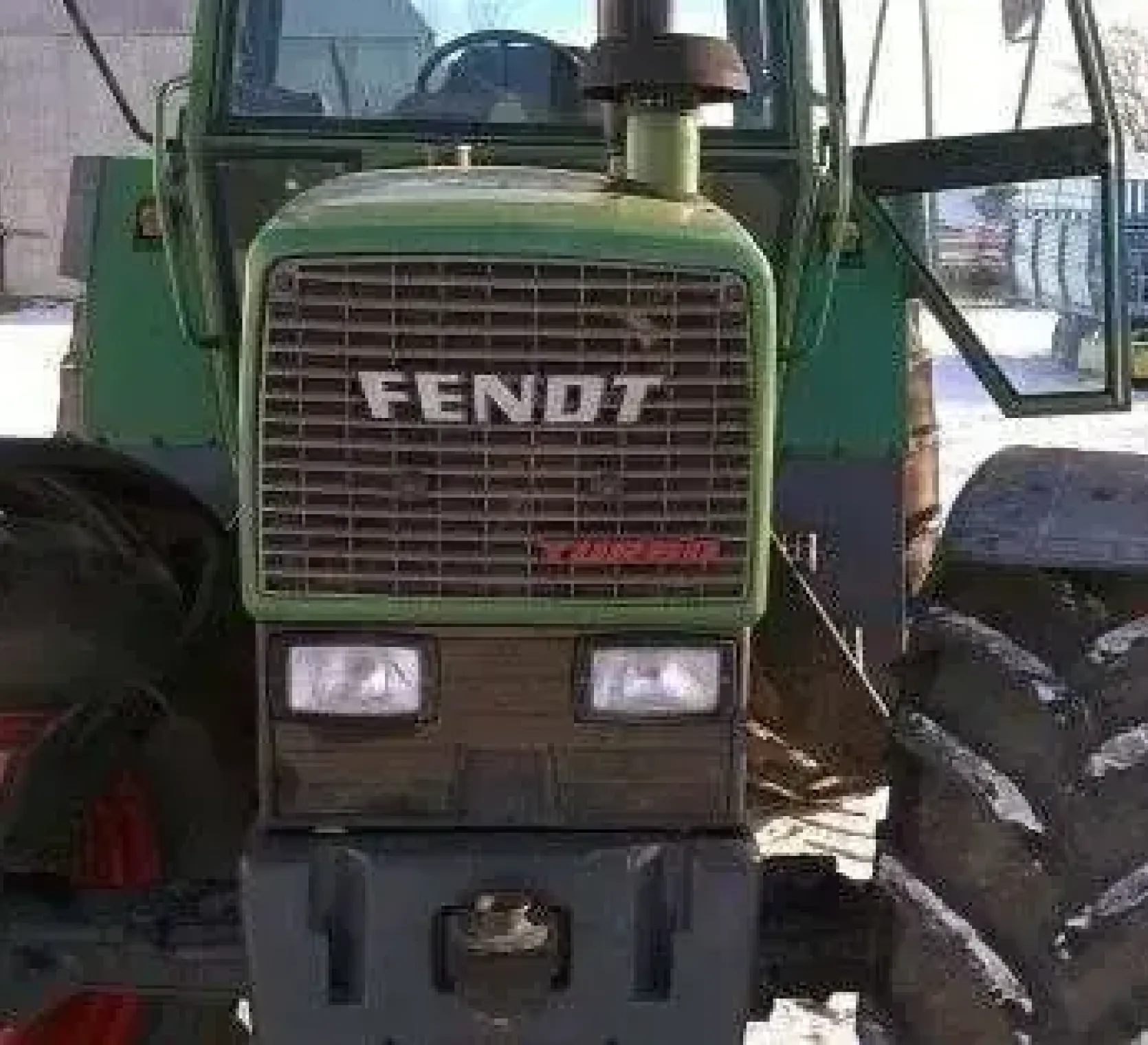 Przód traktora używanego Fendt 310 z logo producenta 