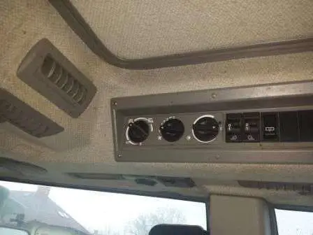Instalacja radiowa w kabinie używanego rolniczego ciągnika Fendt Farmer 309