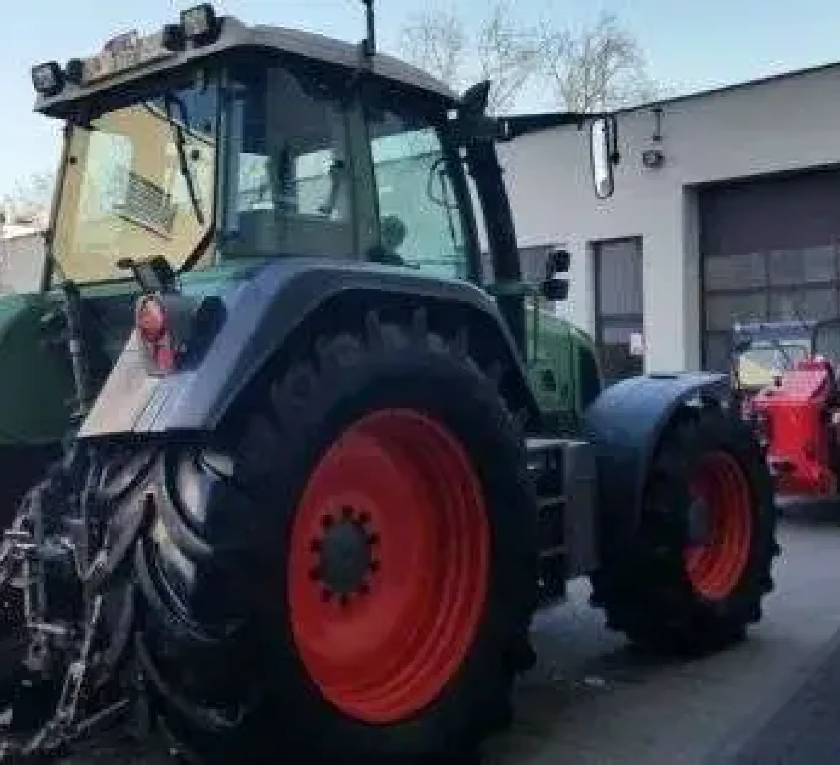Ciągnik rolniczy używany Fendt 817 na placu maszyn rolniczych korbanek.pl
