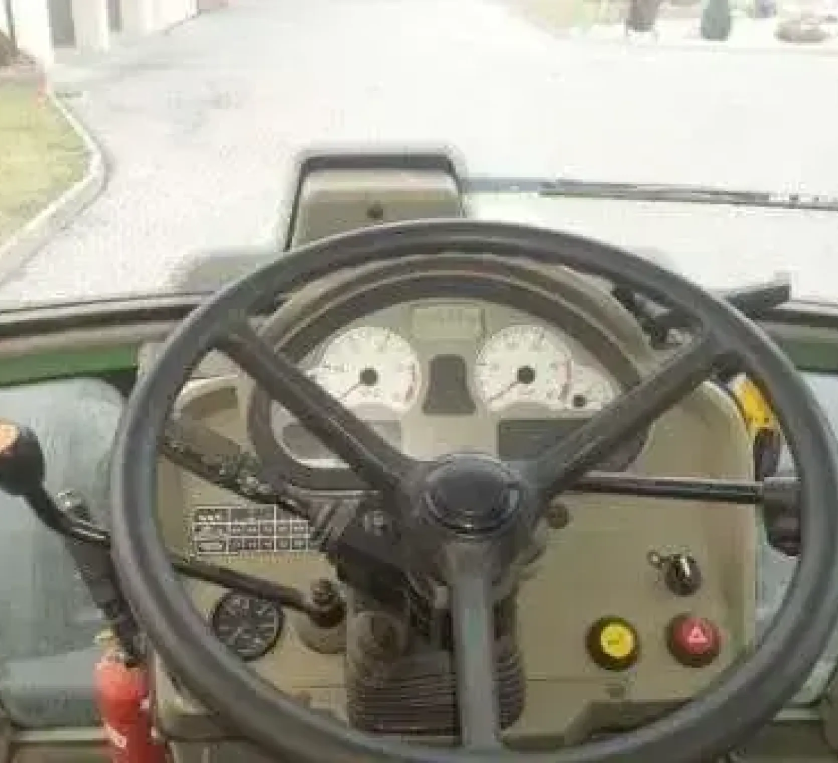 Widok z siedzenia kierowcy ciagnika używanego Fendt 309 Farmer na kierownice i deskę rozdzielczą 