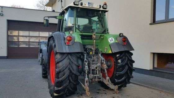 Używany traktor rolniczy Fendt 817 widok na tył pojazdu na placu maszyn korbanek.pl