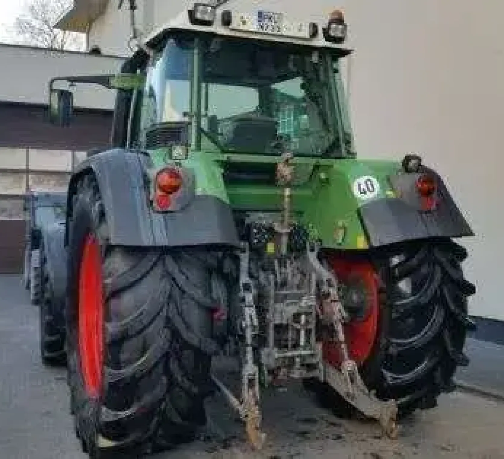 Używany traktor rolniczy Fendt 817 widok na tył pojazdu na placu maszyn korbanek.pl