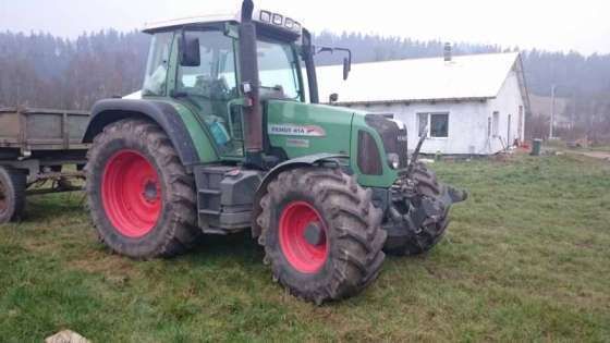 Używany Fendt 414 Vario z 2009 roku  z zaczepioną przyczepą zaprezentowany w gospodarstwie 