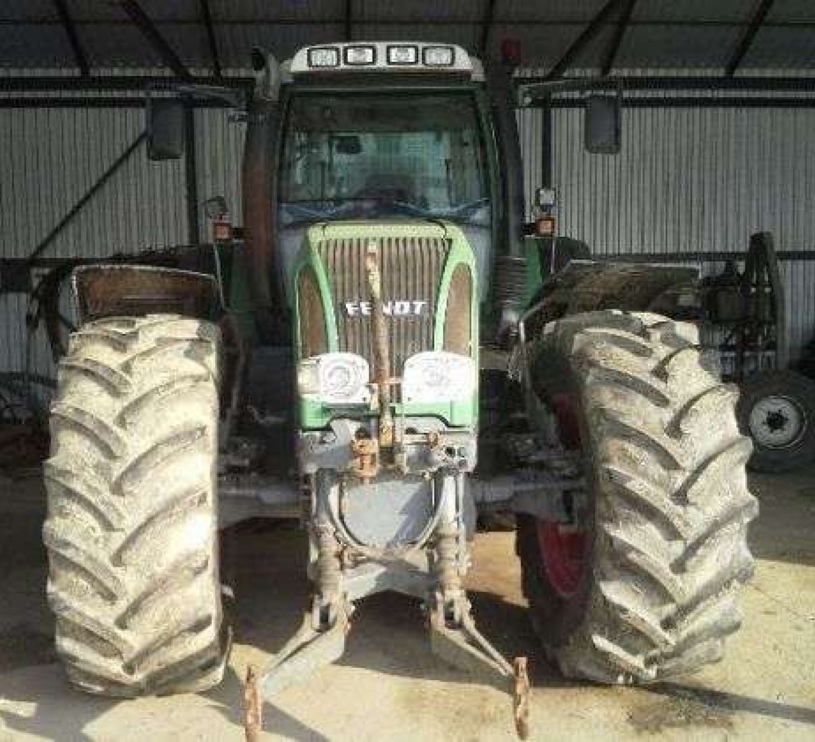 Używany ciągnik rolniczy Fendt 926 Vario garażowany widok na przód pojazdu 