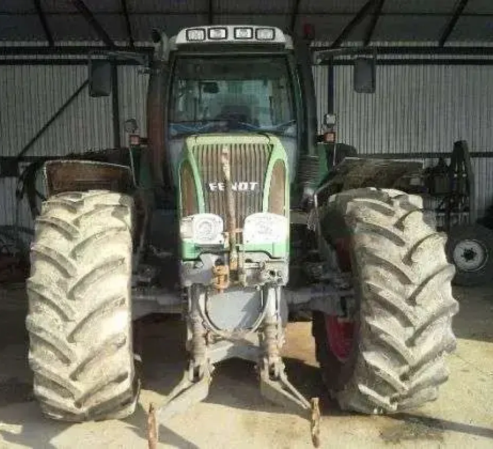 Używany ciągnik rolniczy Fendt 926 Vario garażowany widok na przód pojazdu 