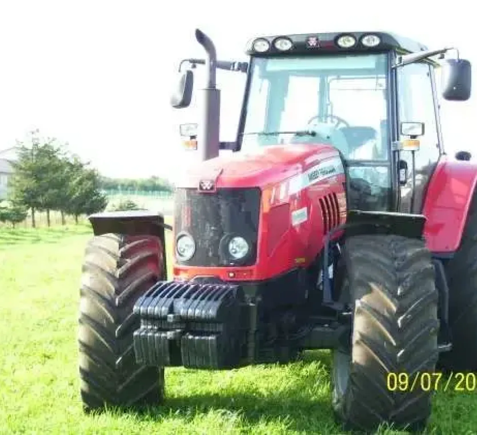 Ciągnik Massey Ferguson 7480 z przednim obciążnikiem