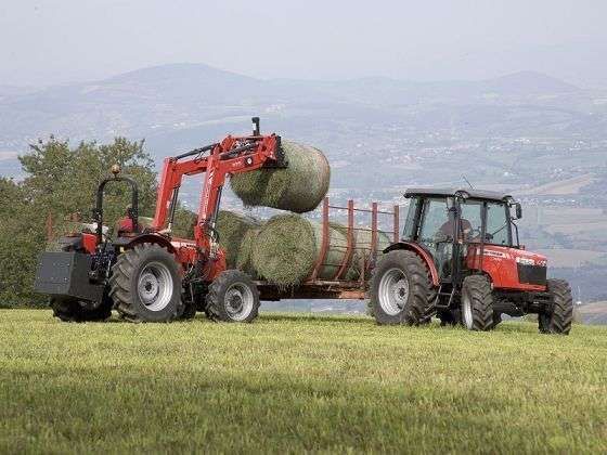Massey Ferguson 3625 podczas załadunku balotów słomy