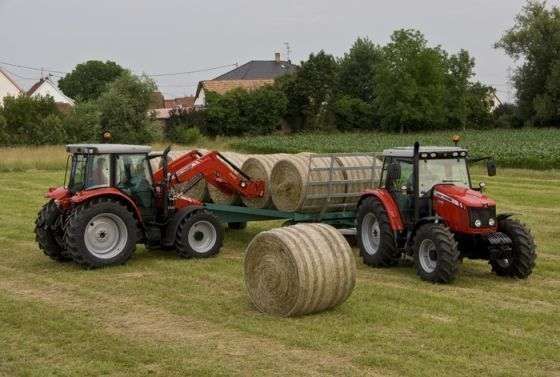 Ciągnik rolniczy Massey Ferguson 5455 112 KM w pracy na polu baloty siana korbanek