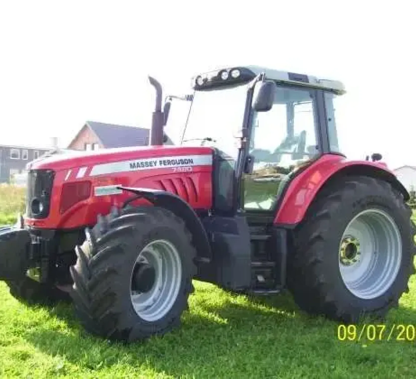 Ciągnik rolniczy MF 7480 167 KM z 2011 roku na polu