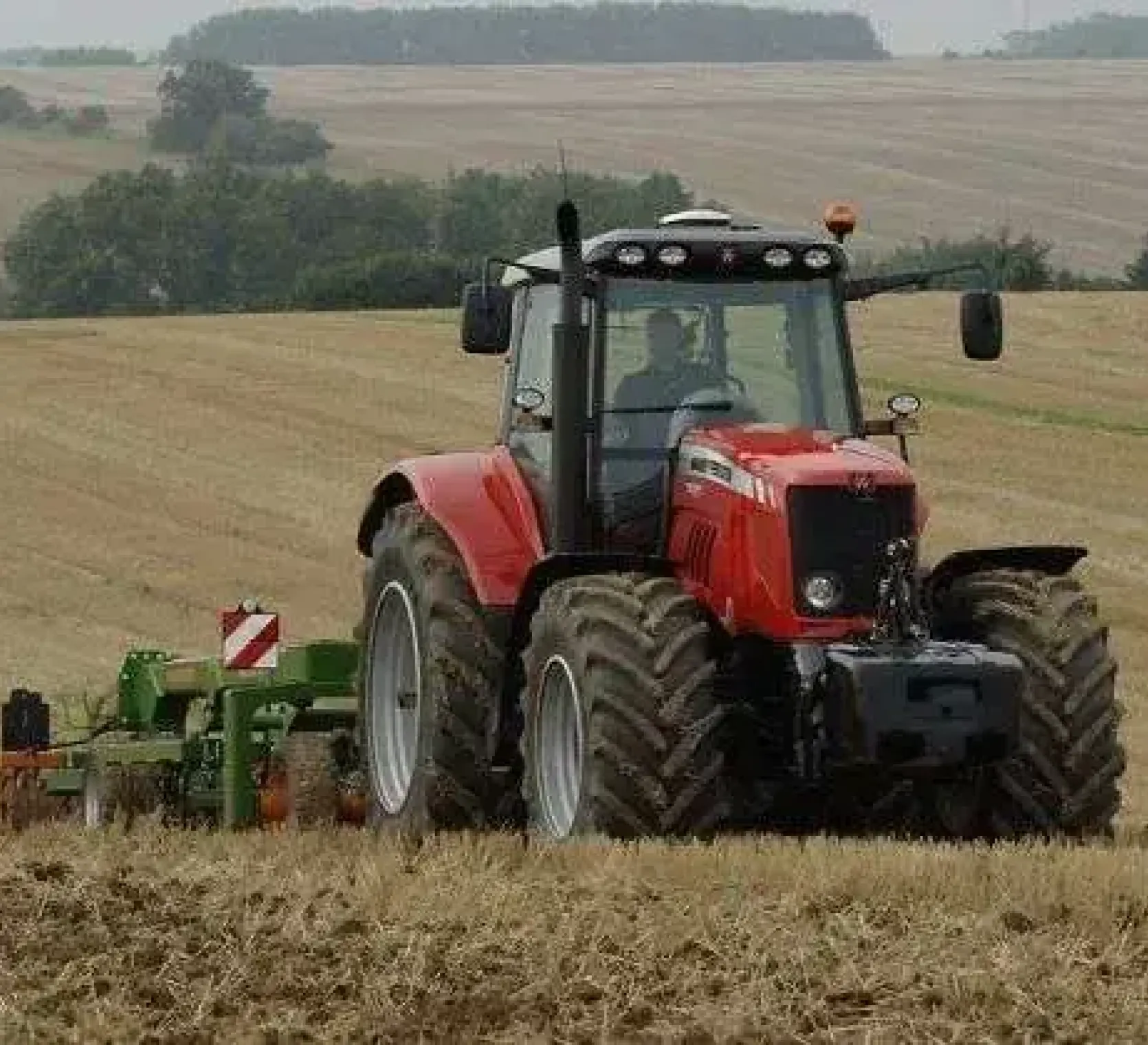 Ciągnik rolniczy Massey Ferguson 7495 z 2011 roku w trakcie pracy
