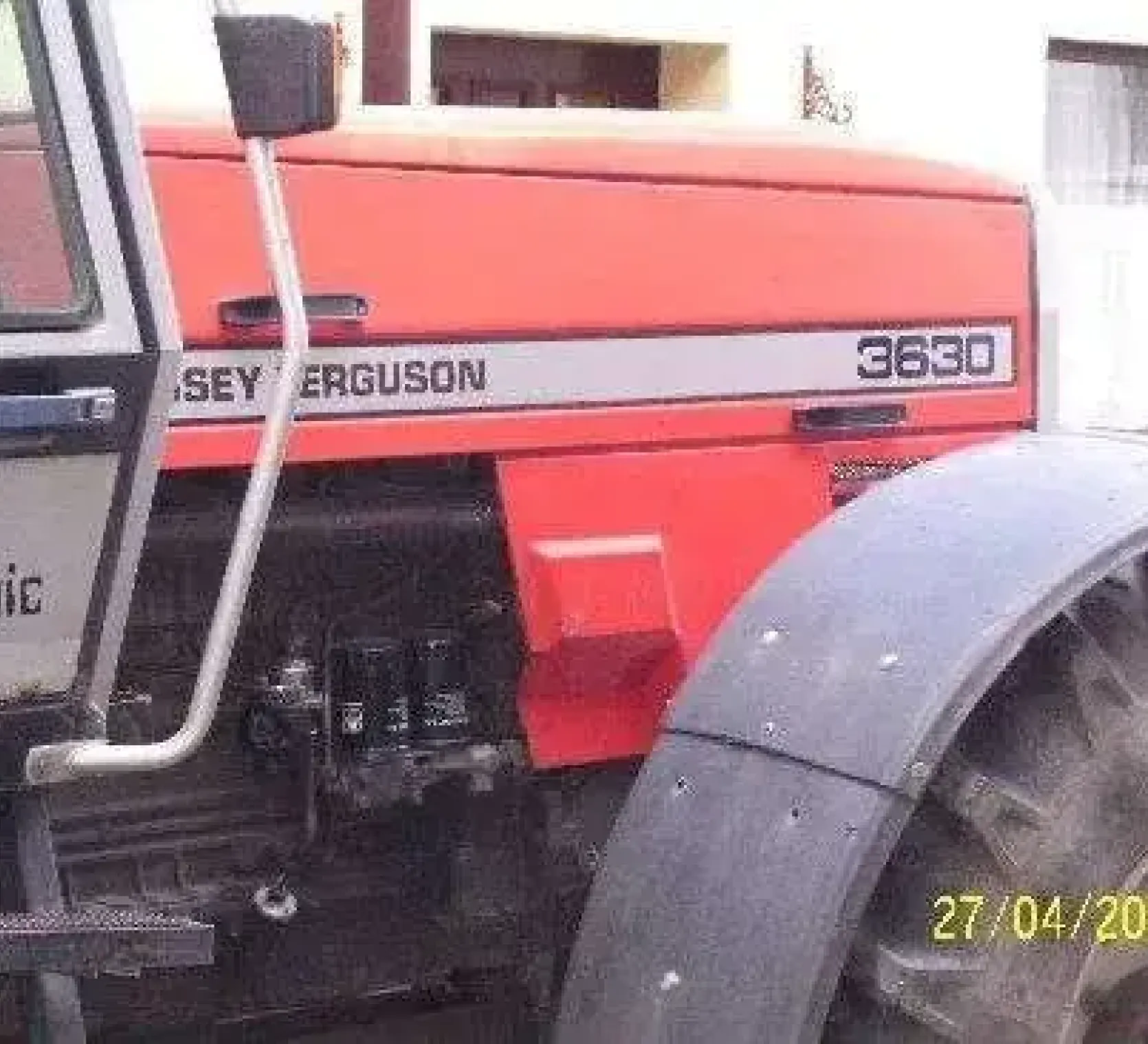 Dostęp do silnika z osprzętem w Massey Ferguson 3630