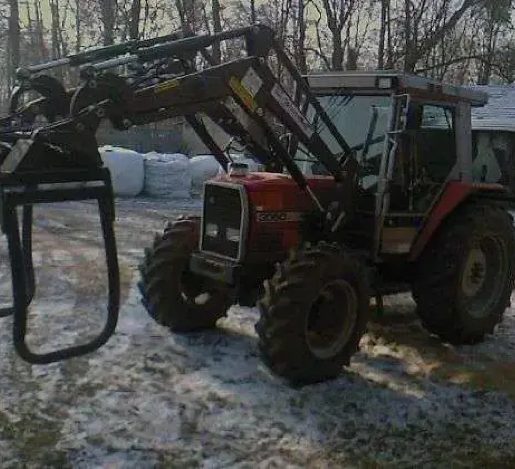 Ciągnik rolniczy Massey Ferguson 3060 z ładowaczem i chwytakiem korbanek używane maszyny rolnicze