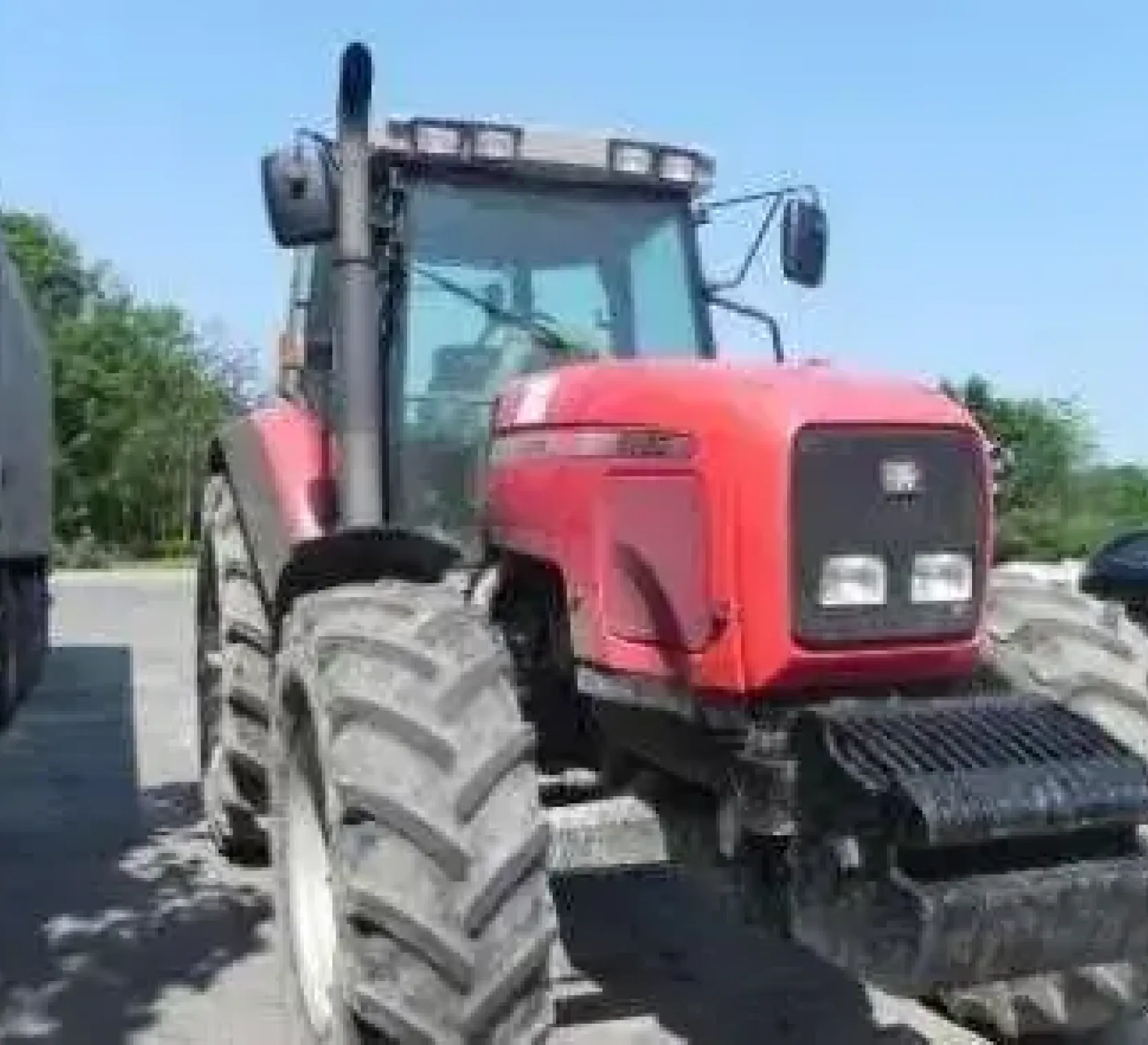 Przód ciągnika Massey Ferguson 8220 z obciąnikiem przednim