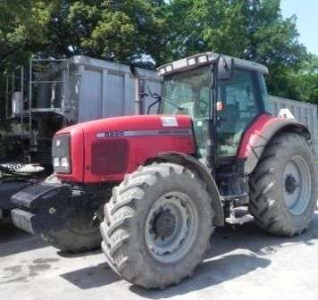 LEwy bok ciągnike rolniczego Massey Ferguson 8220 kupionego od firmy Korbanek 