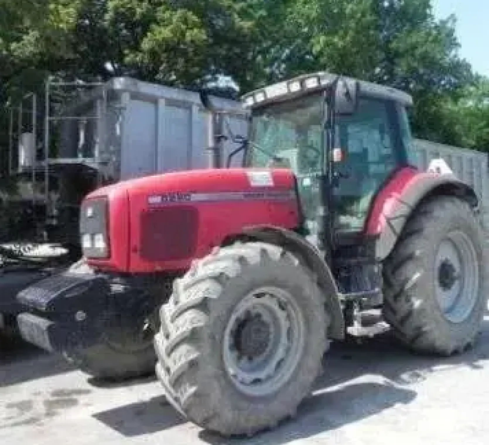 LEwy bok ciągnike rolniczego Massey Ferguson 8220 kupionego od firmy Korbanek 