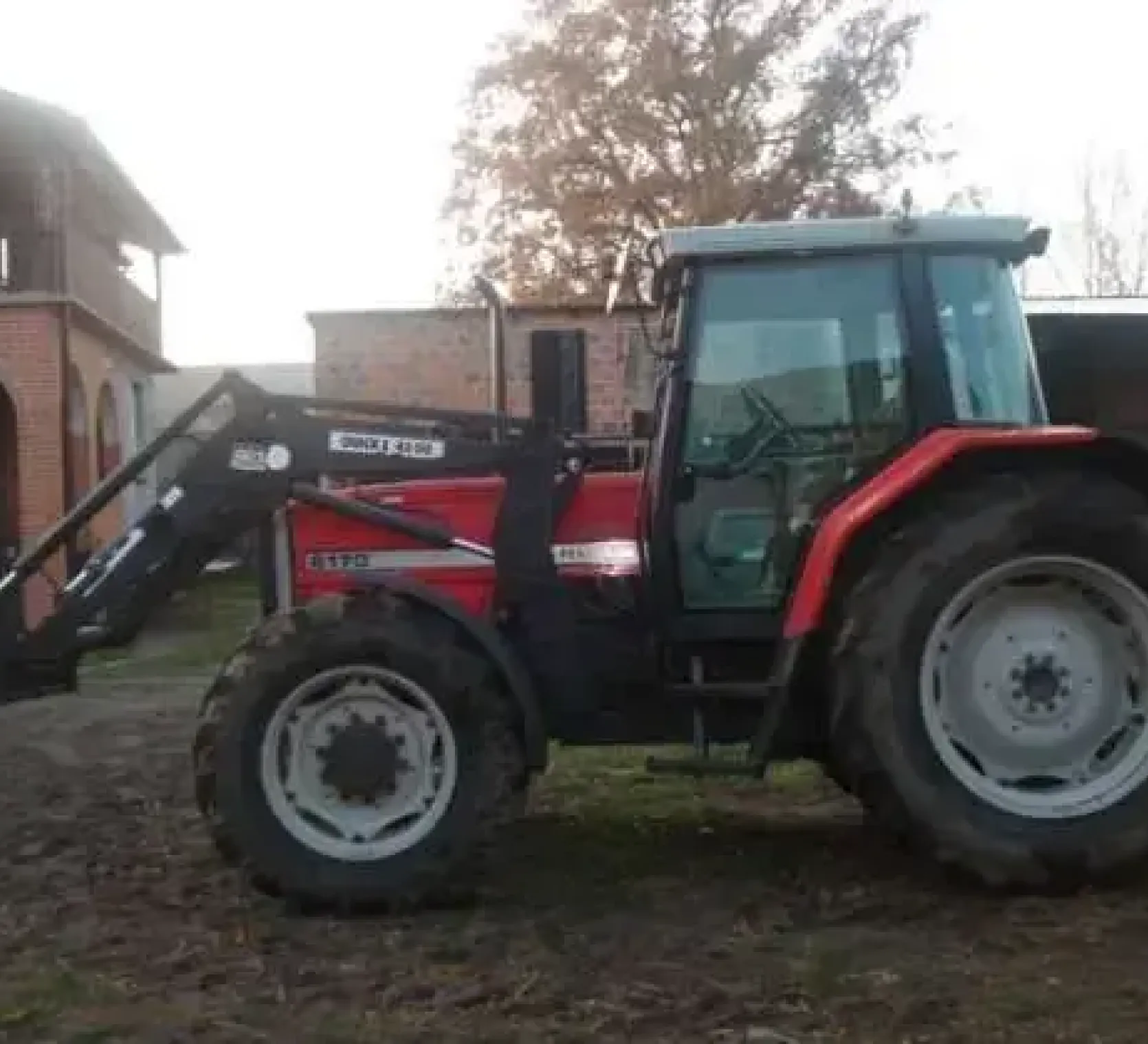 Ciągnik Massey Ferguson 6170 z ładowaczem czołowym