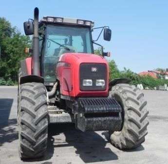 Przód traktora rolniczego Massey Ferguson 8220 z obciążnikim przednim