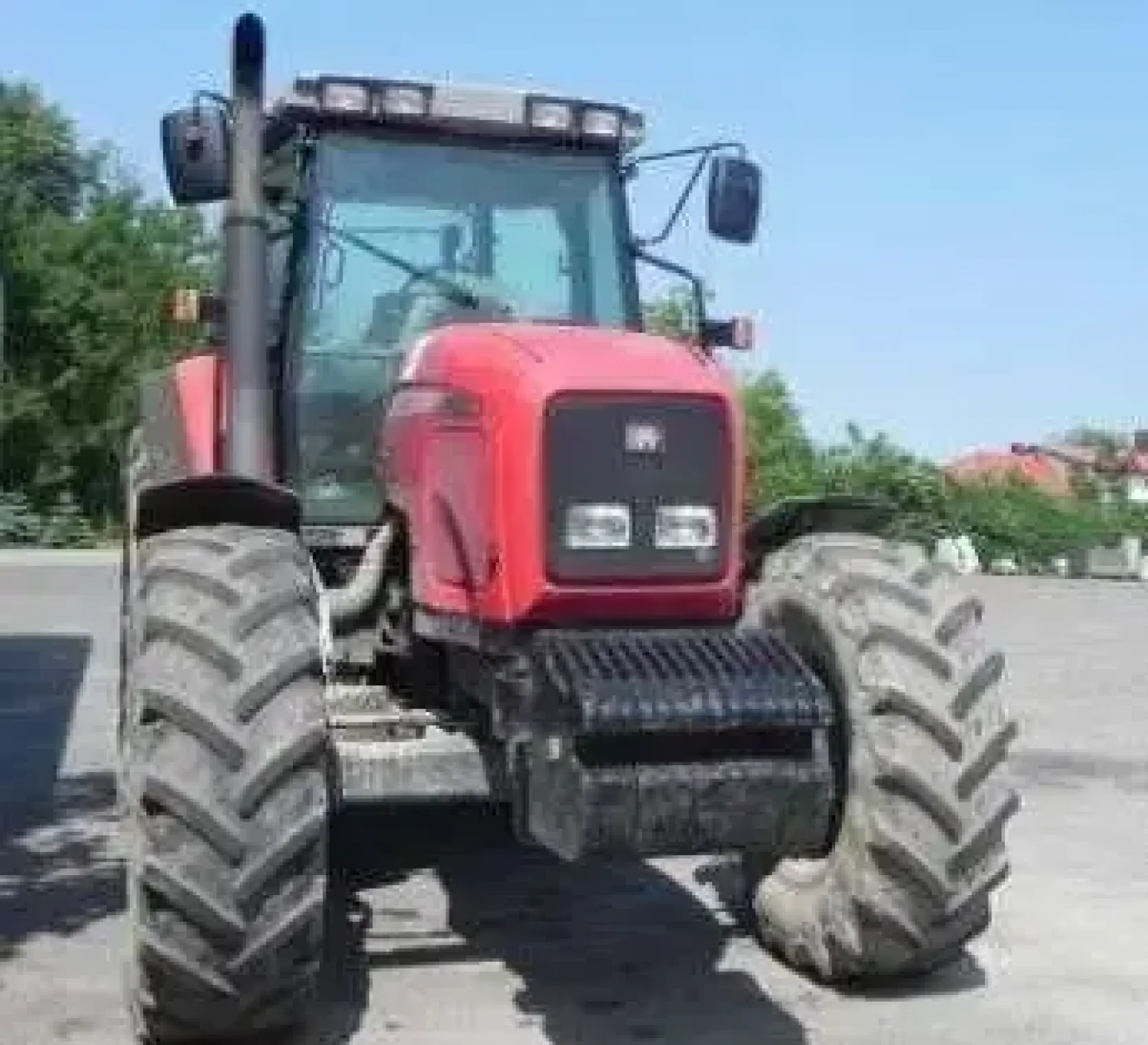 Przód traktora rolniczego Massey Ferguson 8220 z obciążnikim przednim