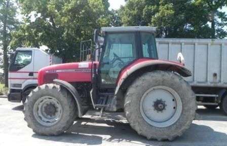 Prawy bok używanego ciągnika MF 8220 kupionego od firmy Korbanek 