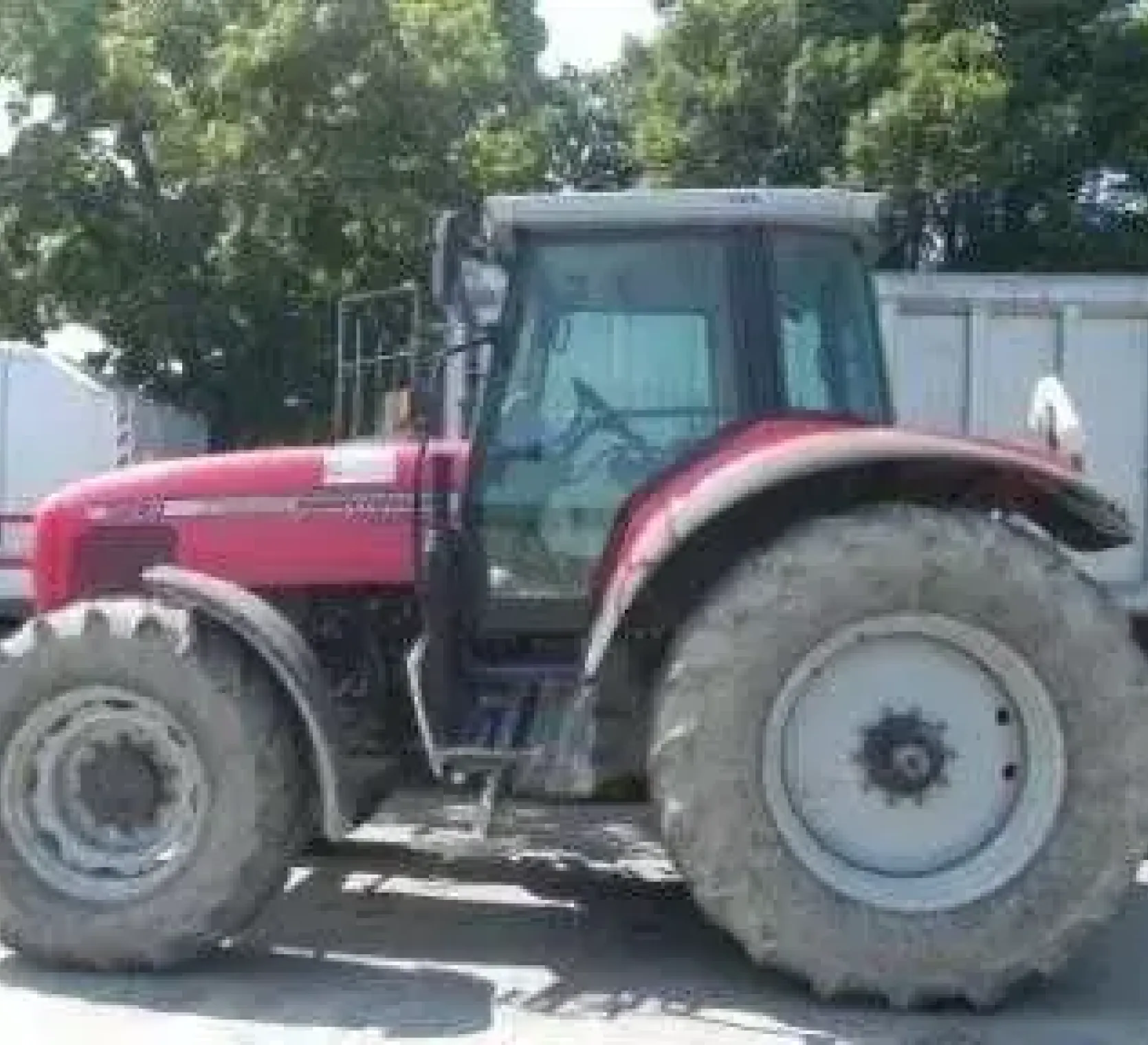 Prawy bok używanego ciągnika MF 8220 kupionego od firmy Korbanek 