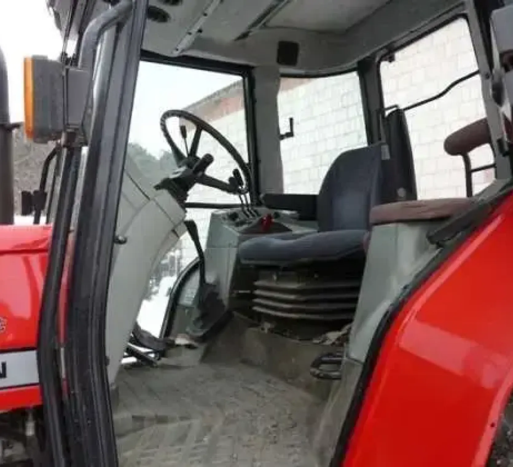 Kabina w ciągnika Massey Ferguson 6180 z 1995 r,