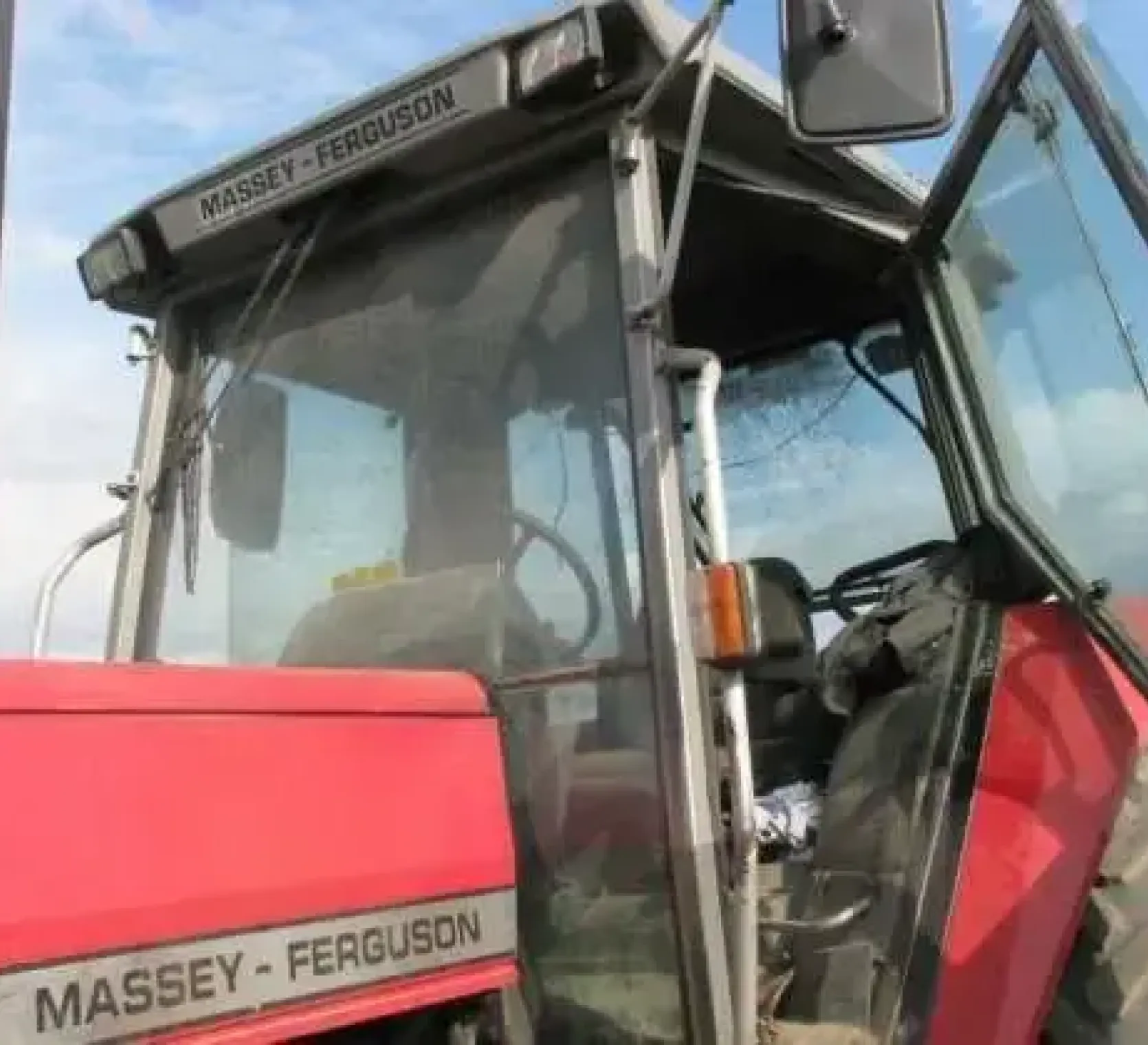 Kultowy Massey Ferguson 3680 kabina z zewnątrz