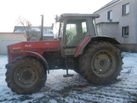 Ciągnik Massey Ferguson 3690 na placu