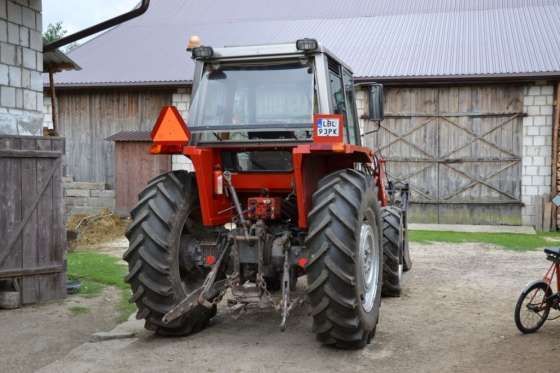 Ujęcie na tył ciągnika MF 690 z 1989 roku AGCO korbanek.pl