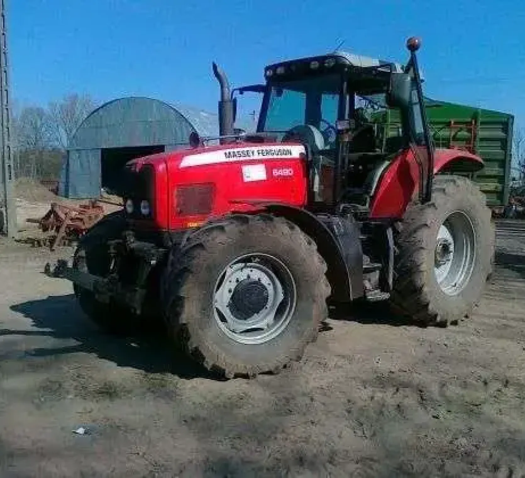 Ciągnik Massey Ferguson 6490 z przyczepą rolniczą