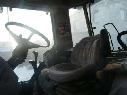 Wnętrze ciągnika rolniczego MF 3690