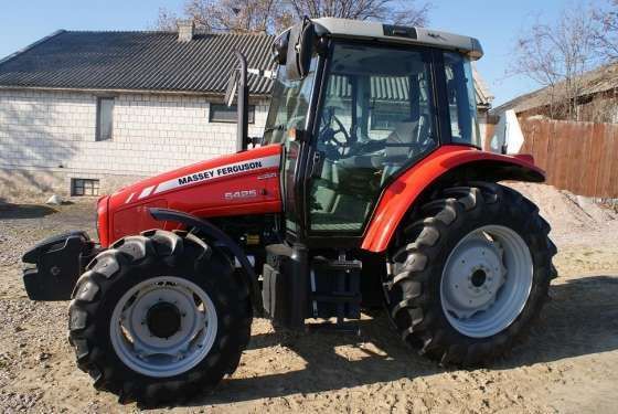 Ciągnik rolniczy Massey Ferguson 5425 ujęcie na bok