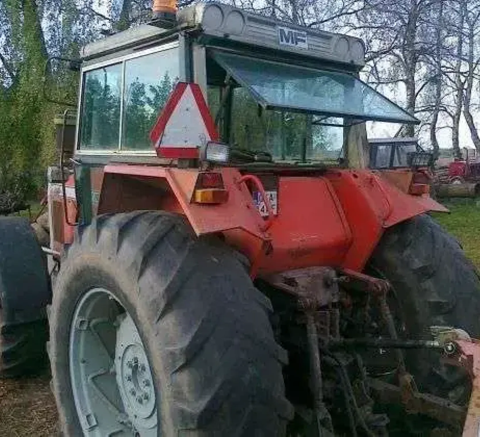 Tył używanej maszyny rolniczej MF 2680 korbanek