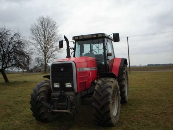 Czerwony ciągnik rolniczy Massey Fergusn 8140 z 1996 roku 