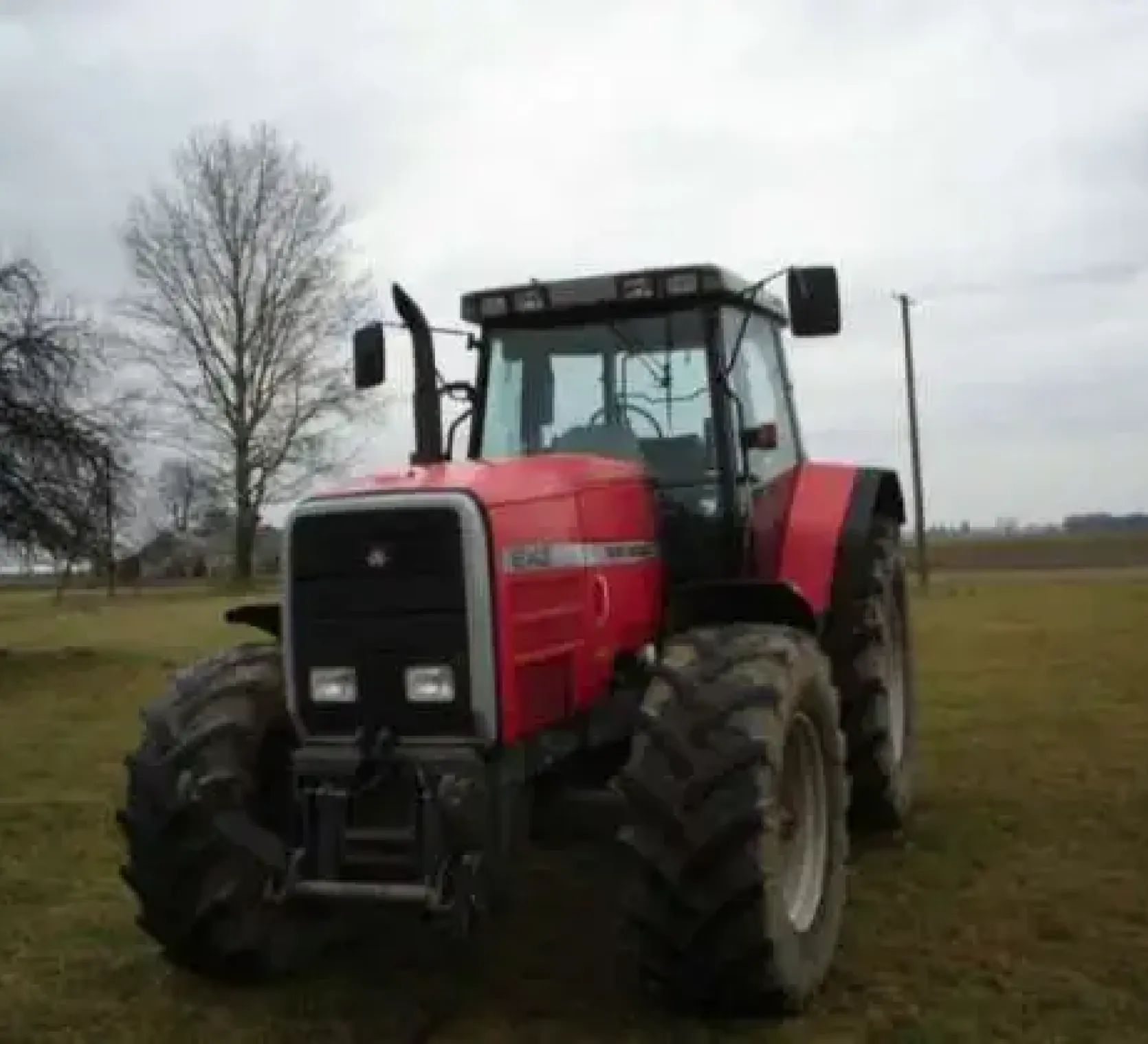 Czerwony ciągnik rolniczy Massey Fergusn 8140 z 1996 roku 