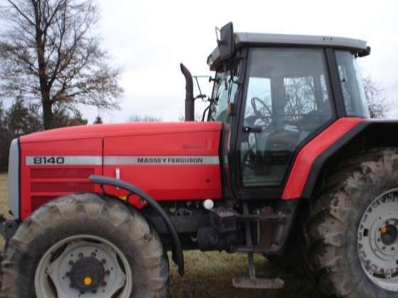 Lewy bok czerwonego używanego traktora rolniczego Massey Ferguson 8140