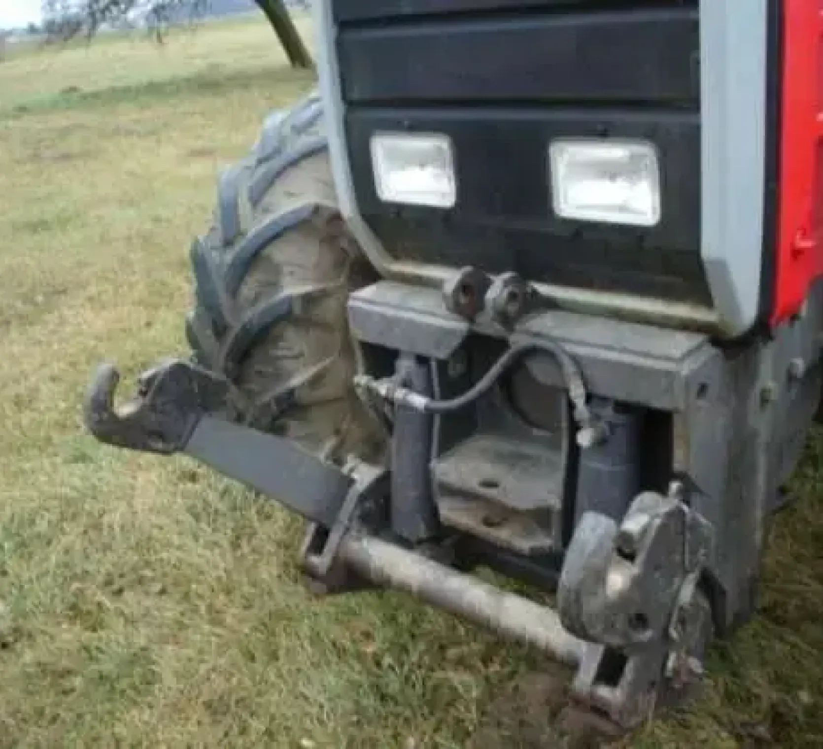 Oświetlenie przednie ciągnika rolniczego Massey Ferguson 8140 