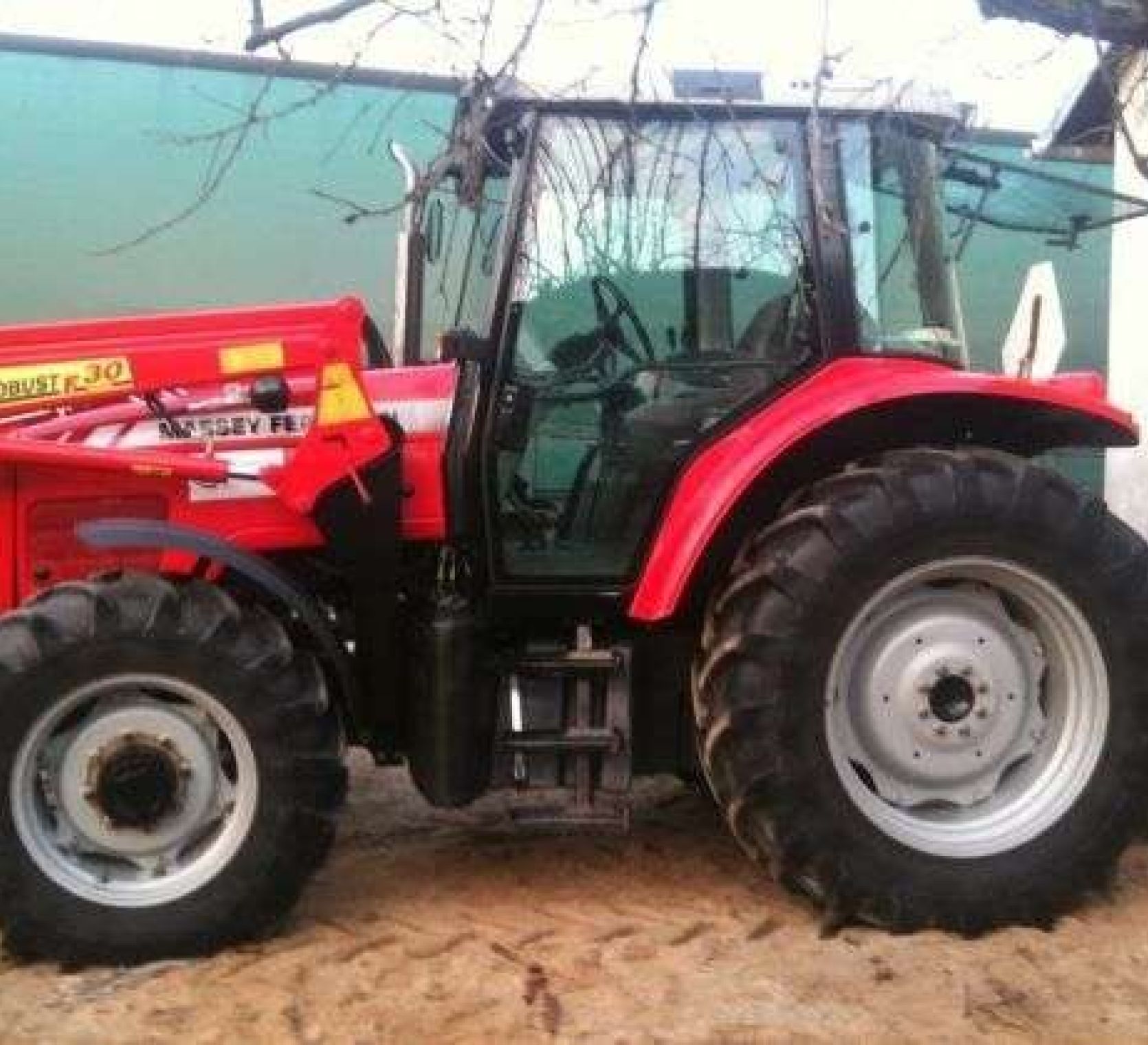 Bok ciągnika używanego Ciągnik rolniczy Massey Ferguson 5425 r korbanek