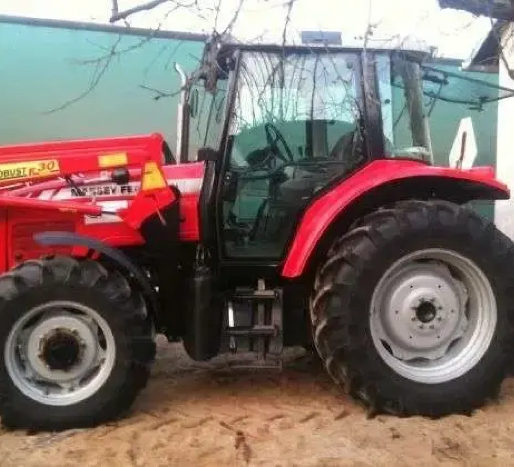 Bok ciągnika używanego Ciągnik rolniczy Massey Ferguson 5425 r korbanek