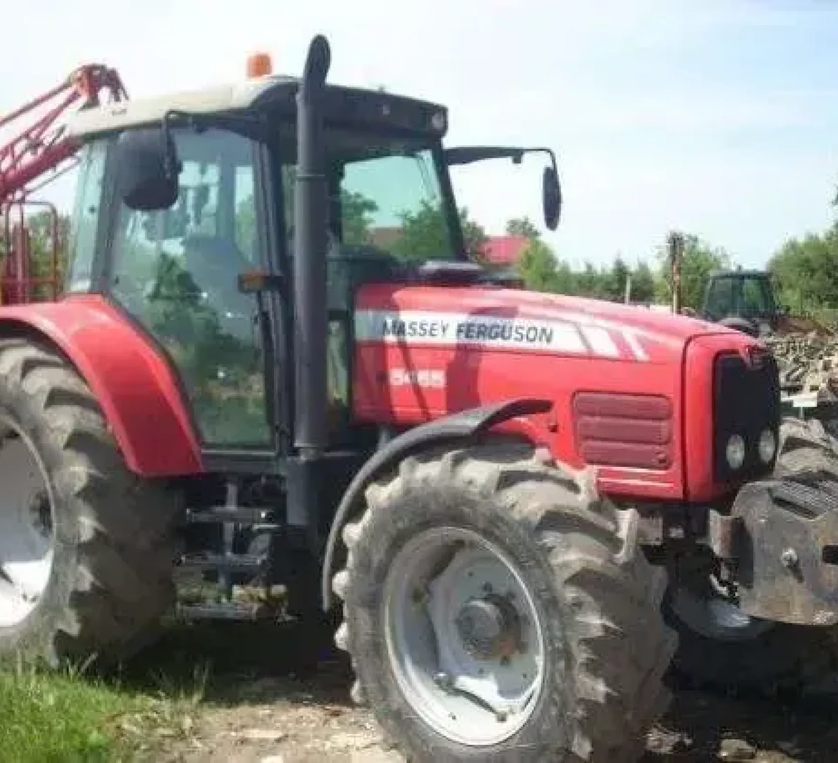 Uniwersalny ciągnik Massey Ferguson 5465 