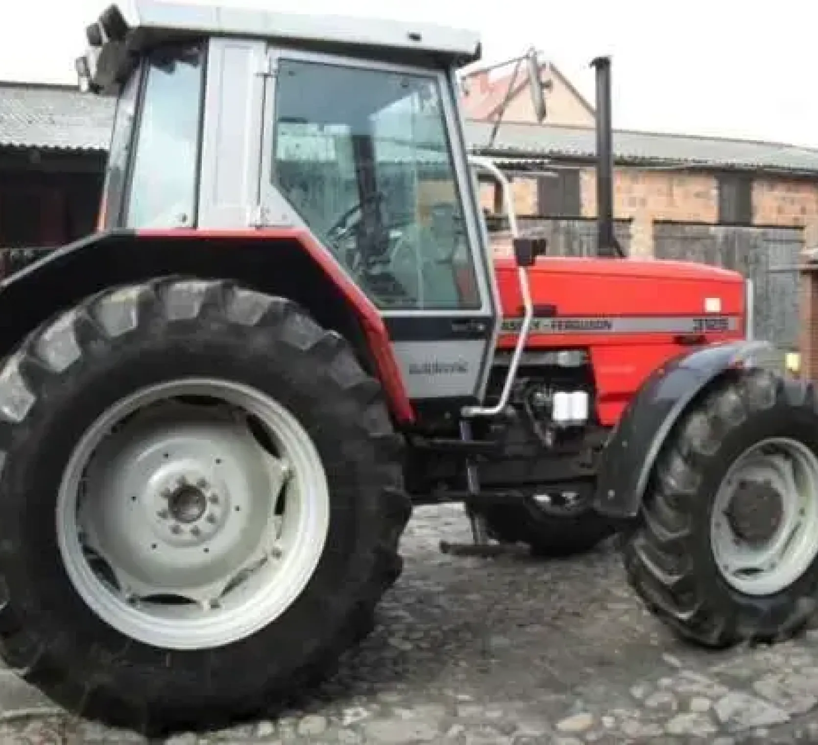 prawy blo ciągnika MF 3125 szerokie mocne ogumienie brak wgnieceń uszkodzeń