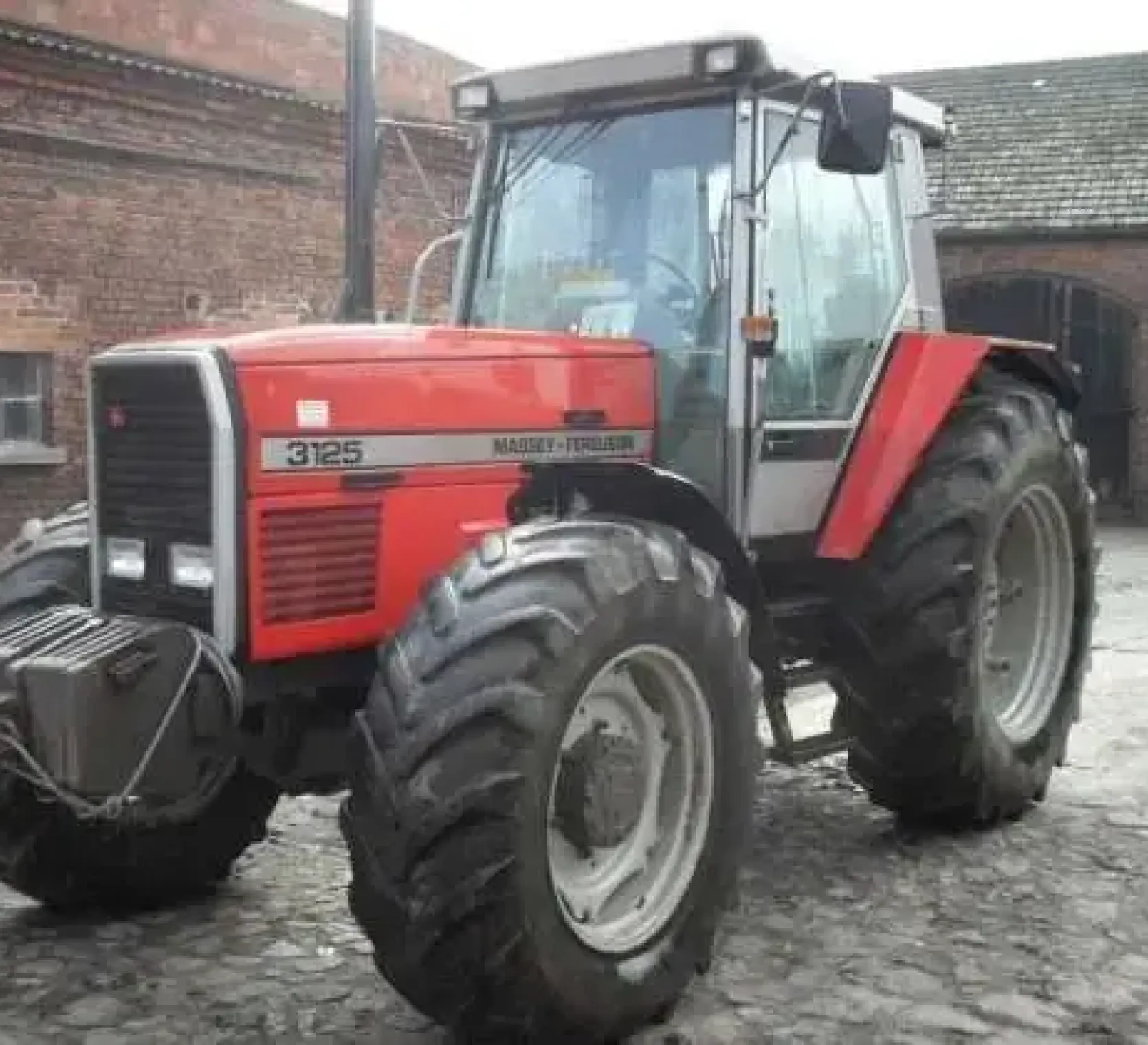 widok z lewego przody ciągnika MF 3125 stan techniczny i wizualny bardzo dobry
