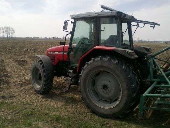 rolniczy ciągnik używany Massey Ferguson 8240 zdjęcie z lewego boku 