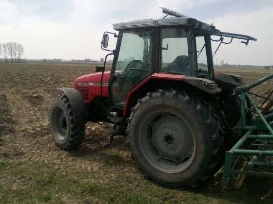 rolniczy ciągnik używany Massey Ferguson 8240 zdjęcie z lewego boku 